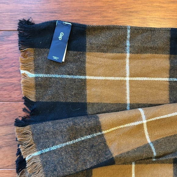 GAP Scarf - Picture 2 of 3